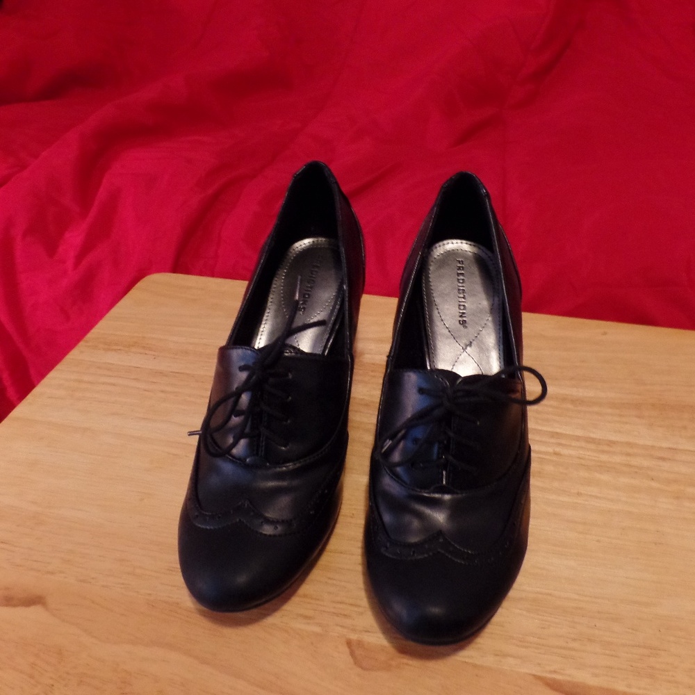 PREDICTIONS BLACK HAMPTON LACE  HEELS